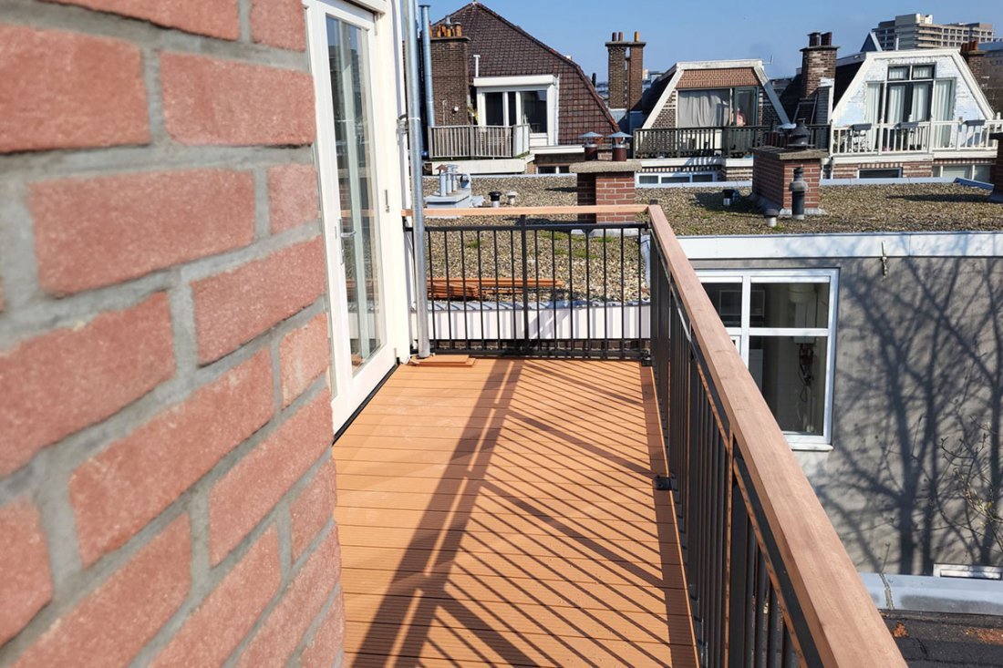 Balkon met stalen hekwerk in de zon