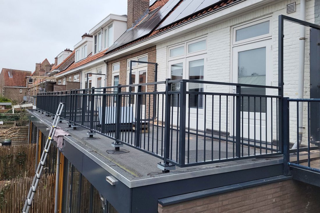 Balkonhekwerk met beschutting tegen de zon