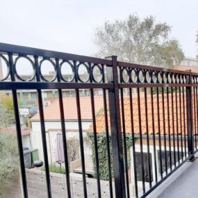 Balustrade langs een balkon met afschot