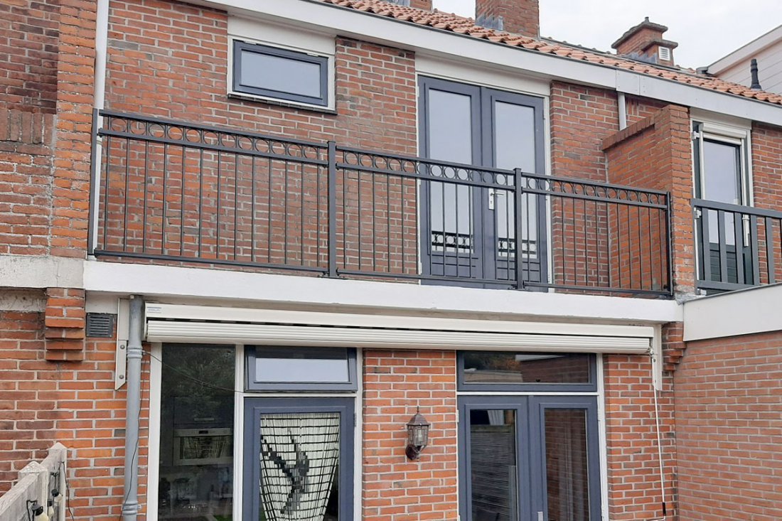 Stalen balustrade op een licht hellende vloer