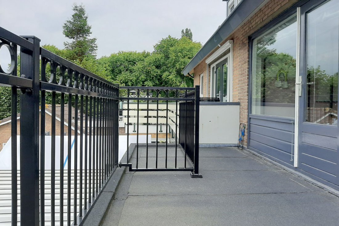 Detail van de onderzijde van een stalen balustrade
