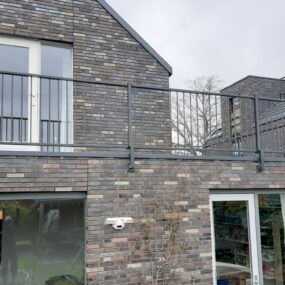 Stalen balustrade op een dakterras met dakbedekking