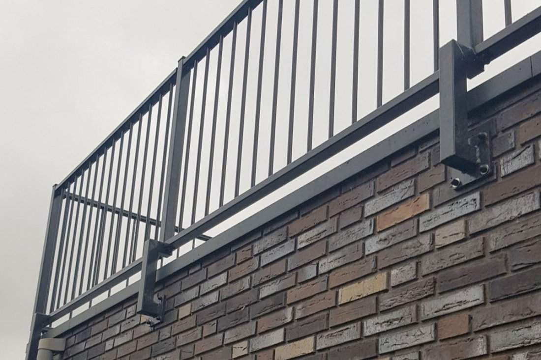 Balustrade langs de rand van een plat dak