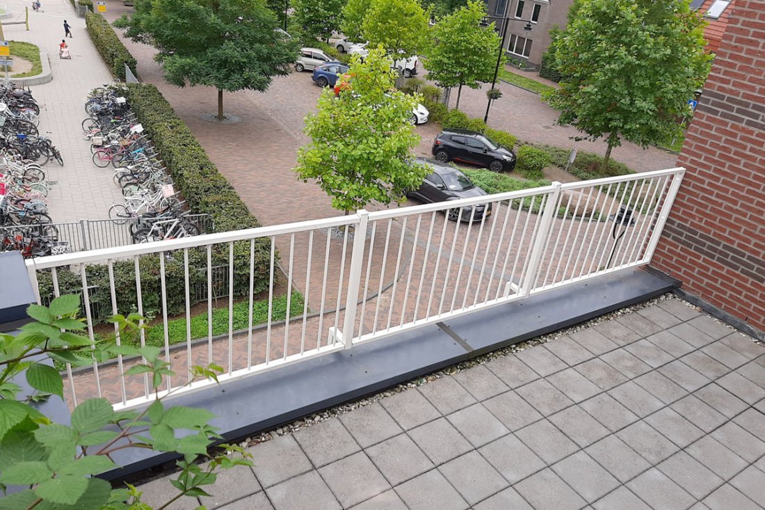 Voetplaat van een balustrade op een dakvloer