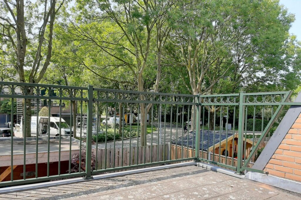 Stalen balustrade op een dakterras, geplaatst door Hekwerkkampen.nl