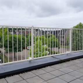 Stalen balustrade bij een karakteristiek pand