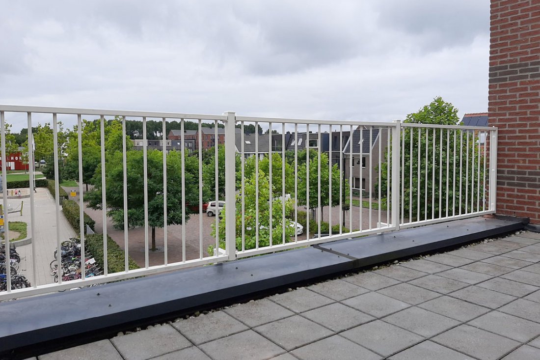 Stalen balustrade bij een karakteristiek pand