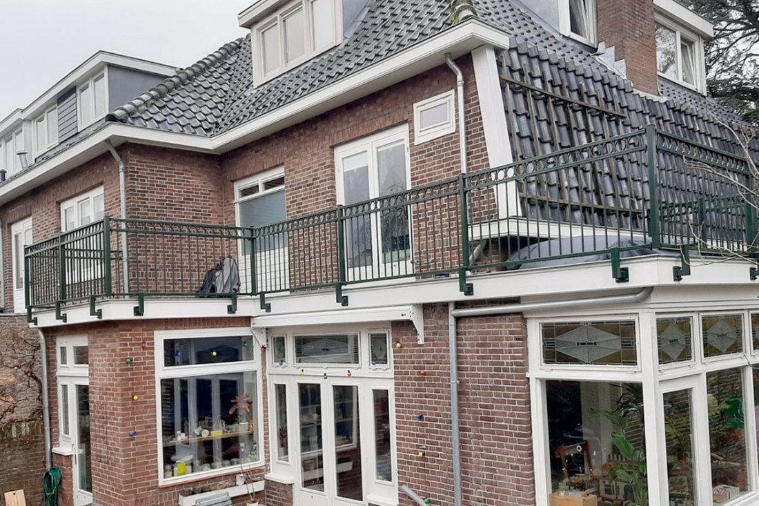 Balustrade met klassieke uitstraling aan een gevel