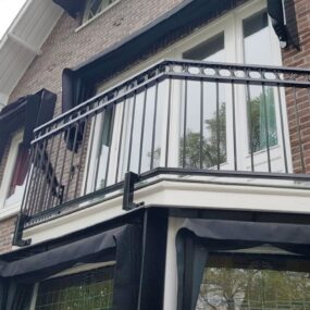 Stalen balustrade bij een nieuwbouwwoning