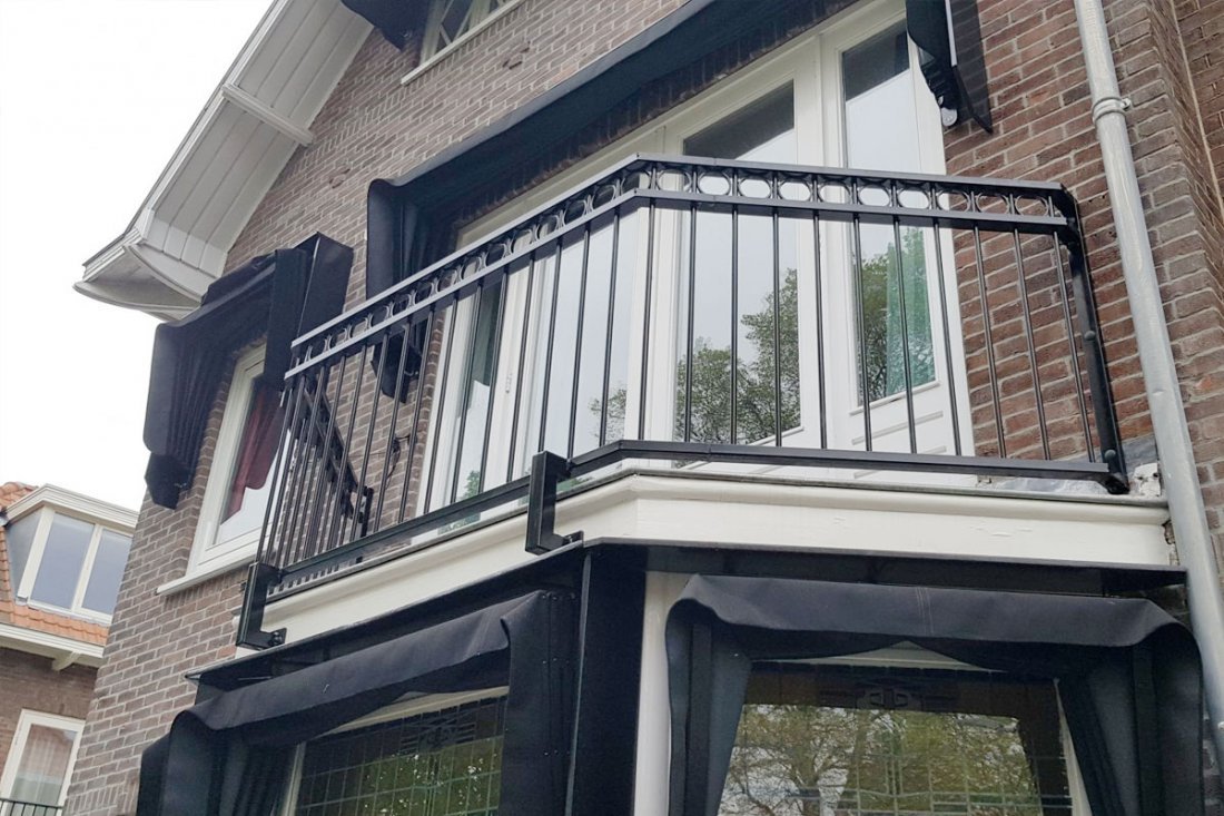 Stalen balustrade bij een nieuwbouwwoning