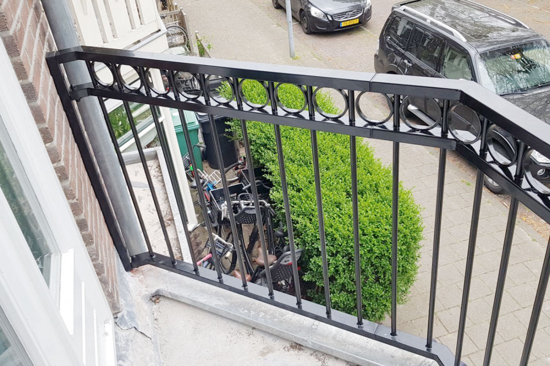 Nieuw geplaatste balustrade op een balkon