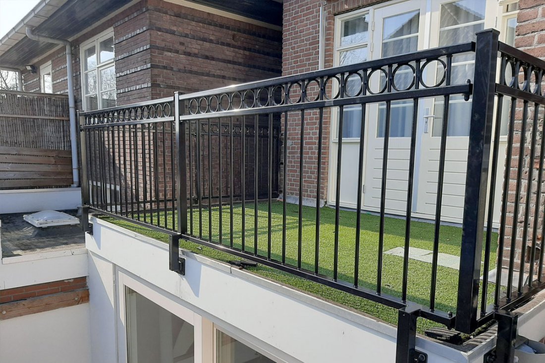 Strakke balustrade bij moderne nieuwbouw