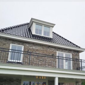 Vervangen stalen balustrade bij een appartementengebouw
