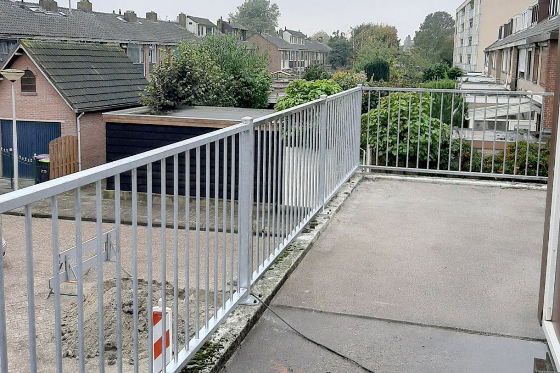 Nieuwe stalen balustrades bij een VvE-complex