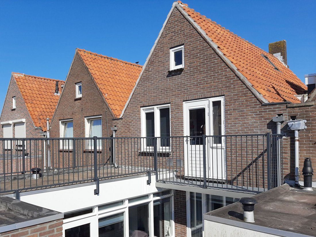 Stalen balustrade na renovatie van een balkon