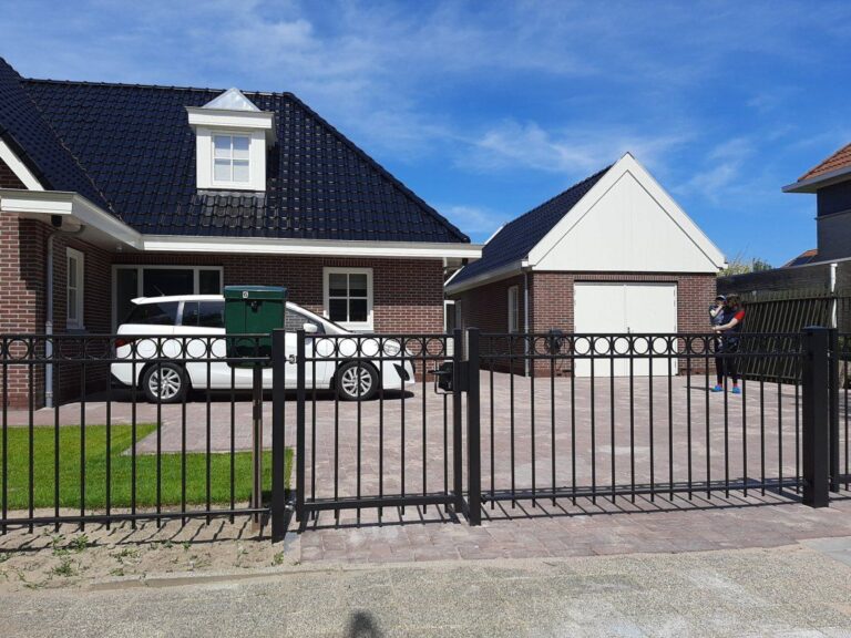 Stalen poort op maat geplaatst door Hekwerkkampen.nl