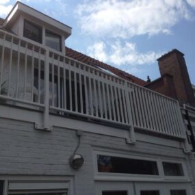 Stalen balustrade bevestigd op een betonnen balkonrand