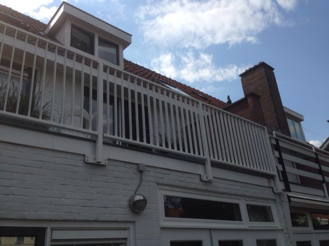 Stalen balustrade bevestigd op een betonnen balkonrand