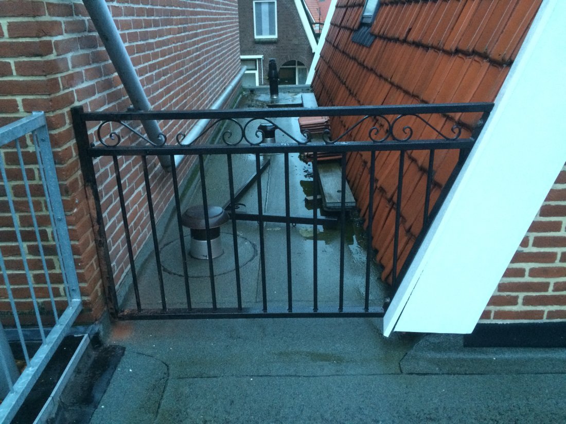 Stalen balustrade met voetplaten op beton