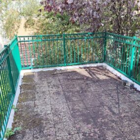 Stalen balustrade verankerd op een betonrand