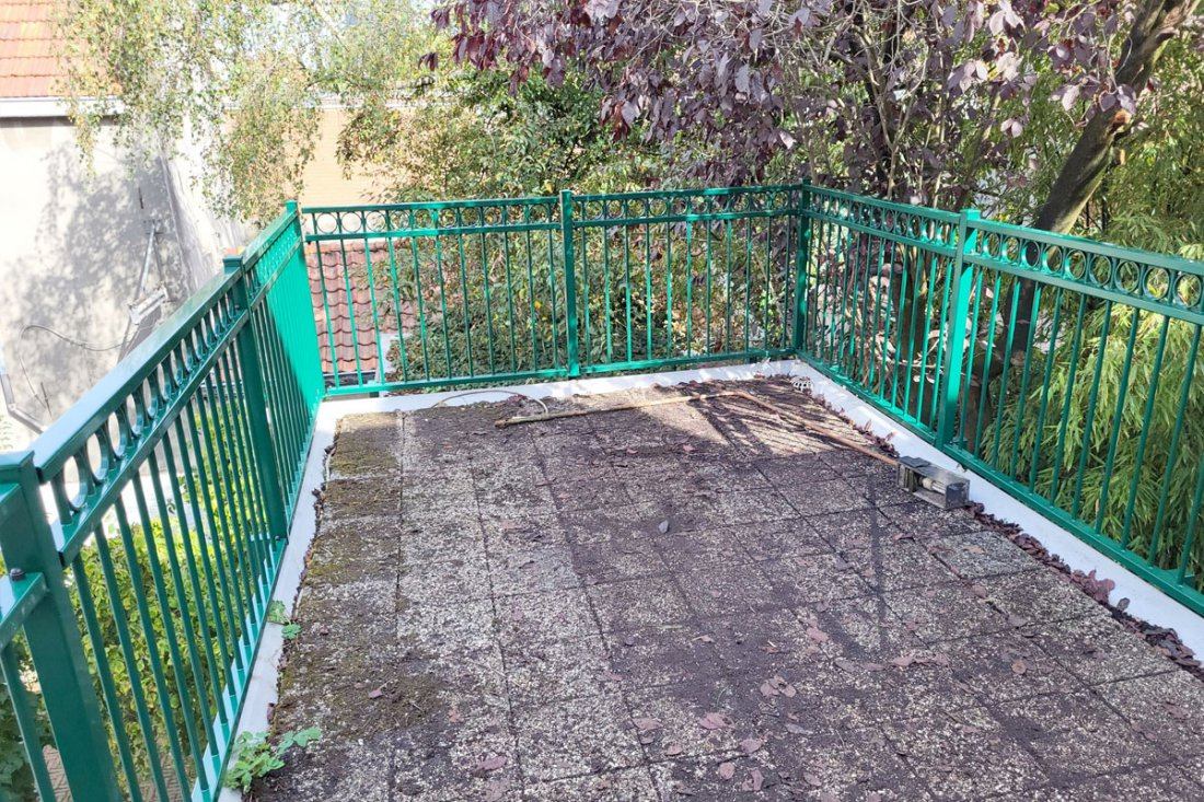Stalen balustrade verankerd op een betonrand