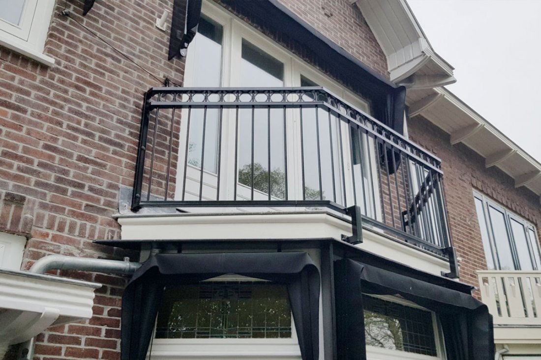 Stalen balustrade stevig bevestigd langs een balkon