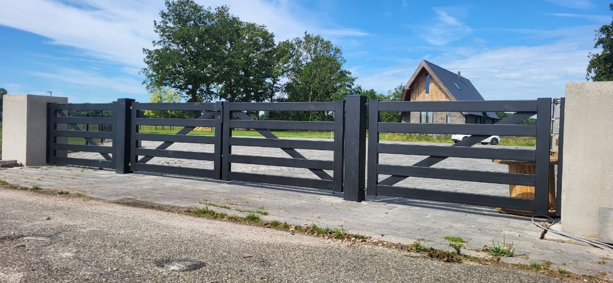 Stalen draaipoort bij een woning