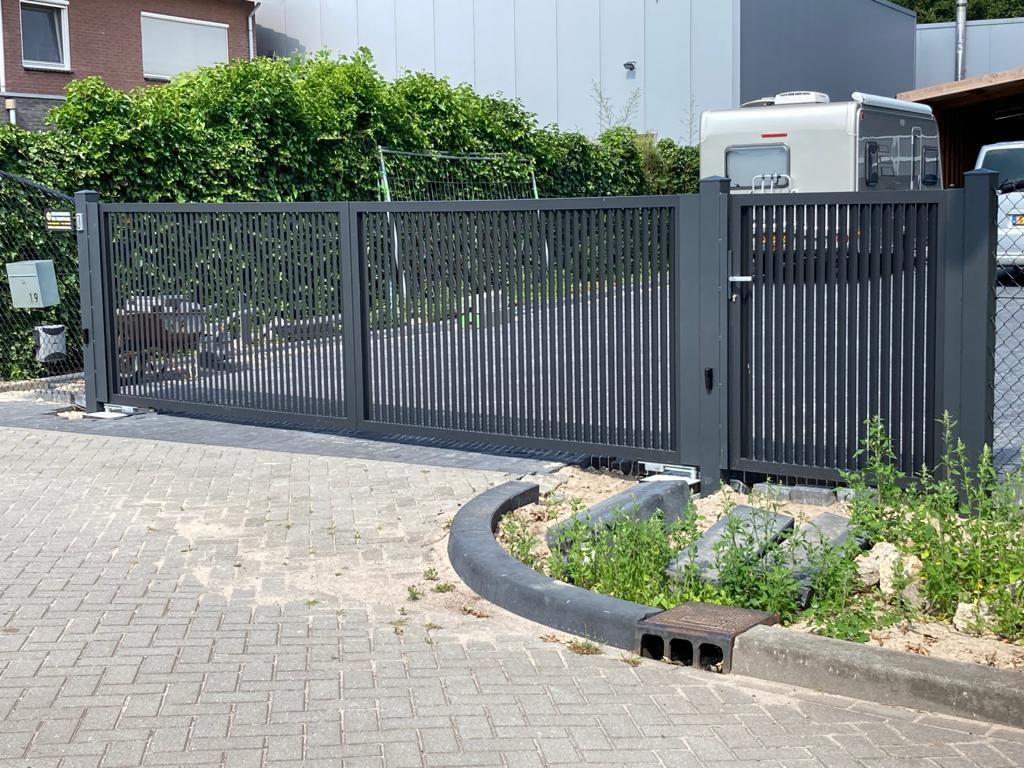 Stalen schuifpoort op een oprit