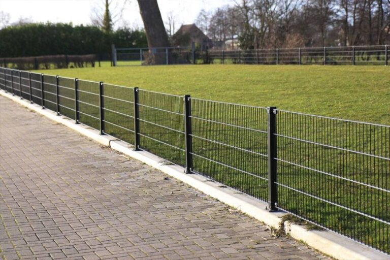 dubbelstaafmat hekwerk rond een tuin