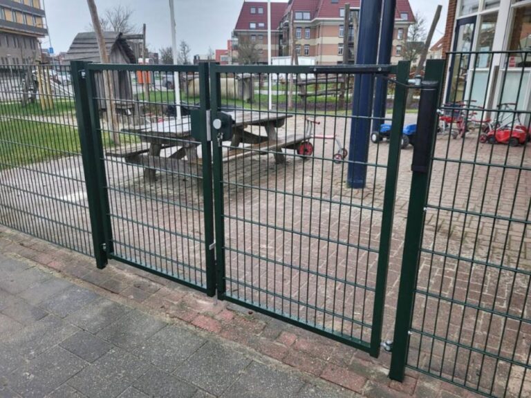 dubbelstaafmat hekwerk bij een speelterrein