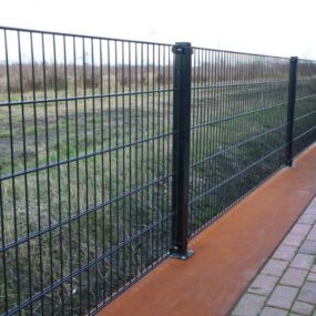 Dubbelstaafmat hekwerk trapsgewijs geplaatst op een hoogteverschil