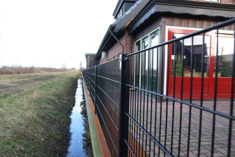 dubbelstaafmat hekwerk bij een bedrijfspand
