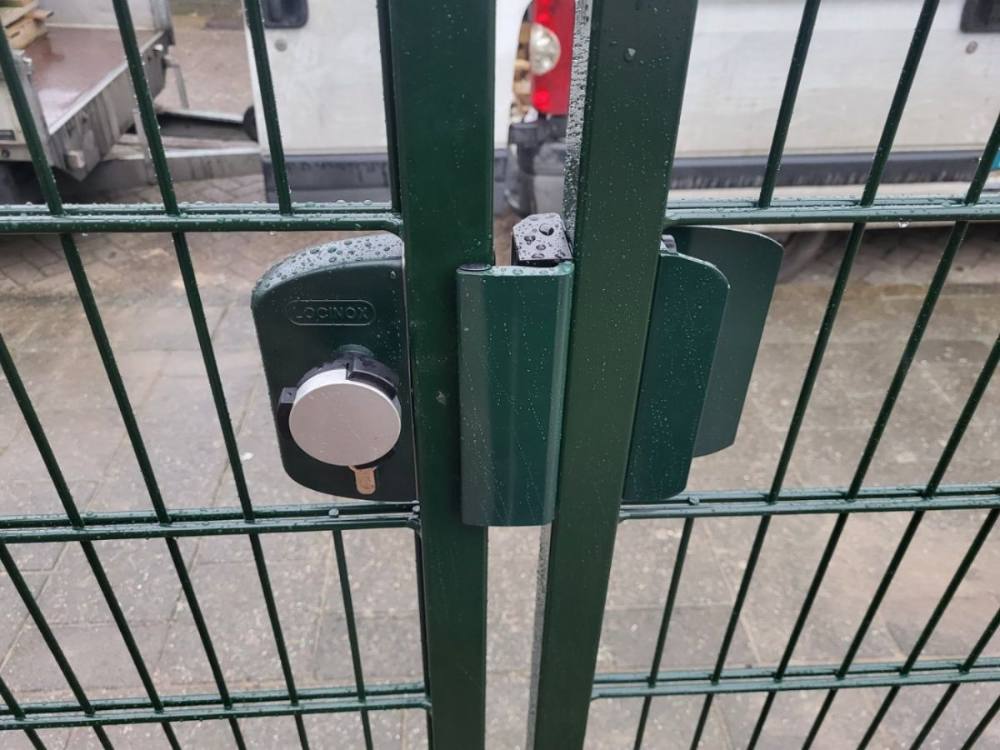 Dubbelstaafmat afrastering die het maaiveld volgt