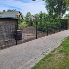 Compleet gemonteerd dubbelstaafmat hekwerk in RAL 9005