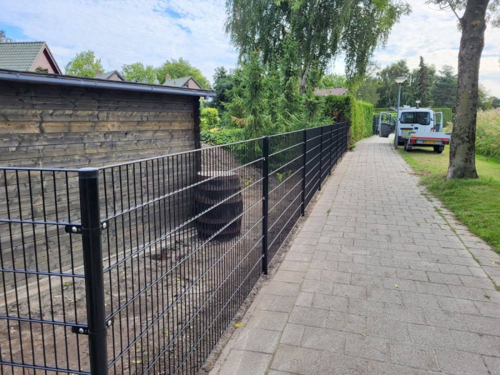 Dubbelstaafmat hekwerk met poort na montage door een vakploeg