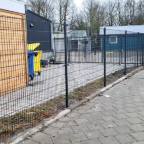 Zwart dubbelstaafmat hekwerk als afrastering op een Overijssels erf