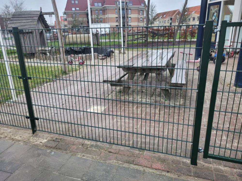 Dubbelstaafmat afrastering met ingebetonneerde palen
