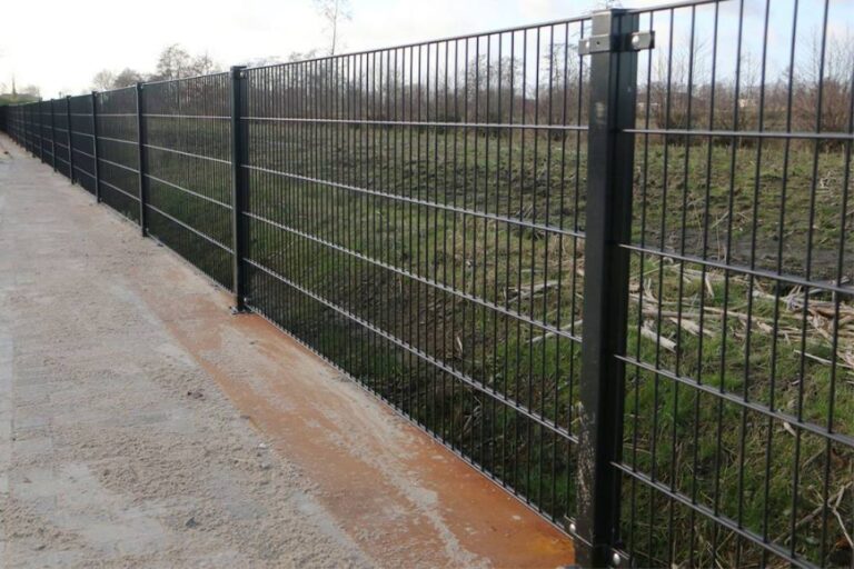 Dubbelstaafmat hekwerk geplaatst door Hekwerkkampen.nl