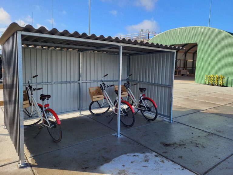 Stalen fietsenhok op maat geplaatst door Hekwerkkampen.nl