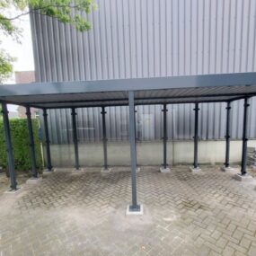 Stalen fietsenstalling met glazen dak en wanden