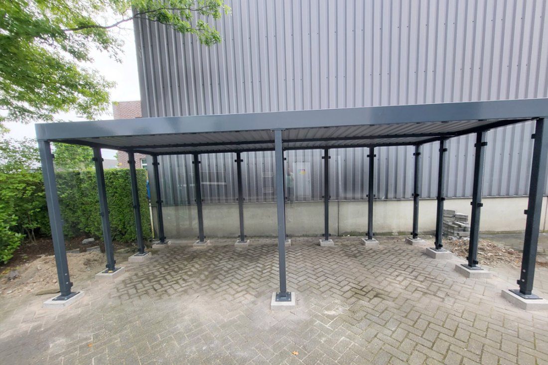 Stalen fietsenstalling met glazen dak en wanden