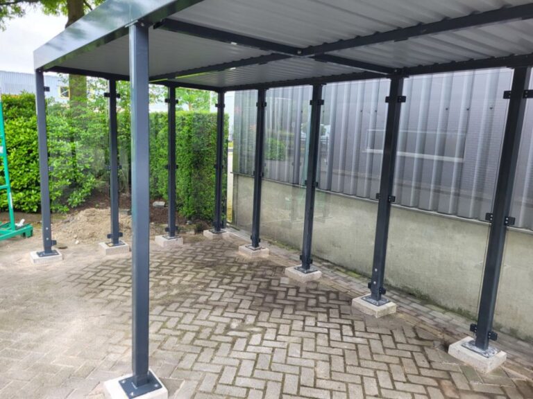 Glazen of transparante wanden van staal op maat