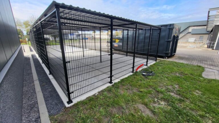Stalen fietsenhok op maat geplaatst door Hekwerkkampen.nl