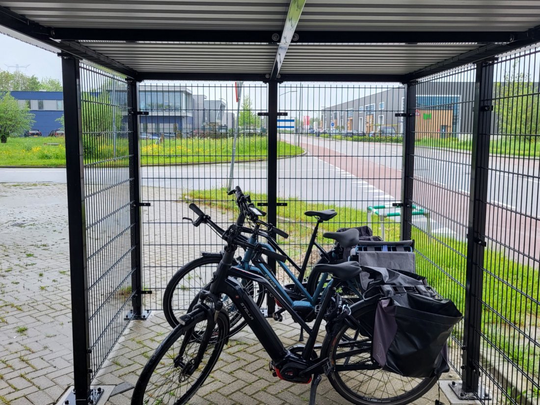 Fietsenberging met fietsen erin gestald