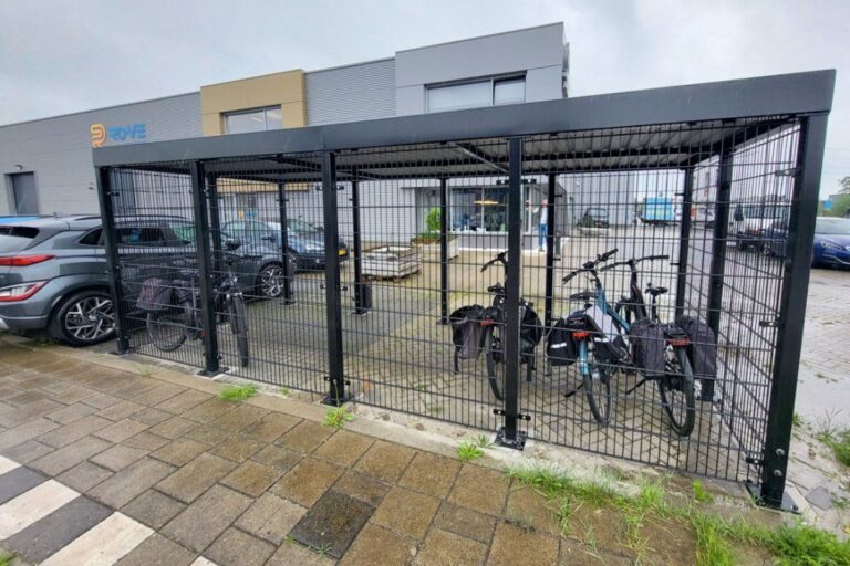 Stalen fietsenhok op maat geplaatst door Hekwerkkampen.nl