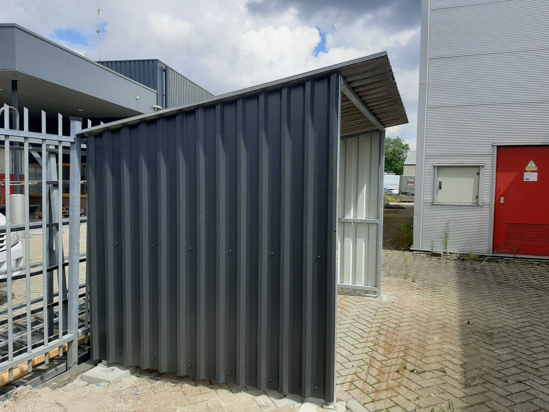 Stalen overkapping bij een bedrijfspand