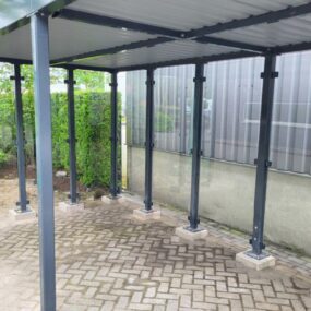 Stalen fietsenstalling met glazen dak en wanden