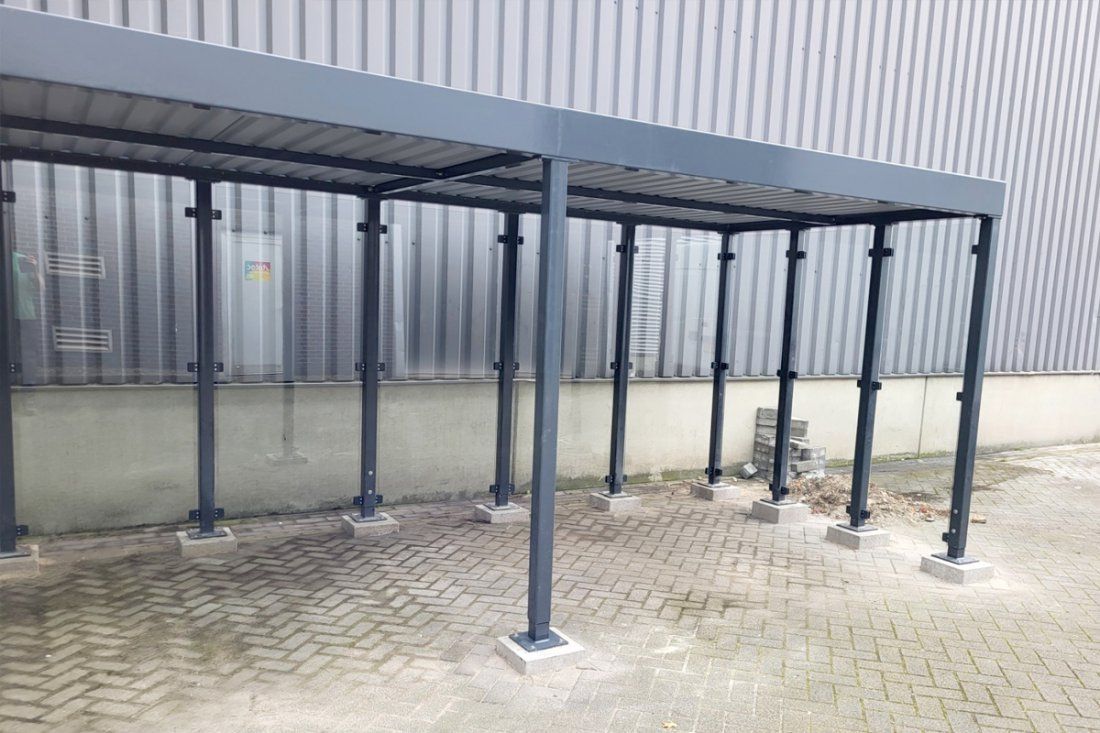 Stalen fietsenstalling met glazen dak en wanden