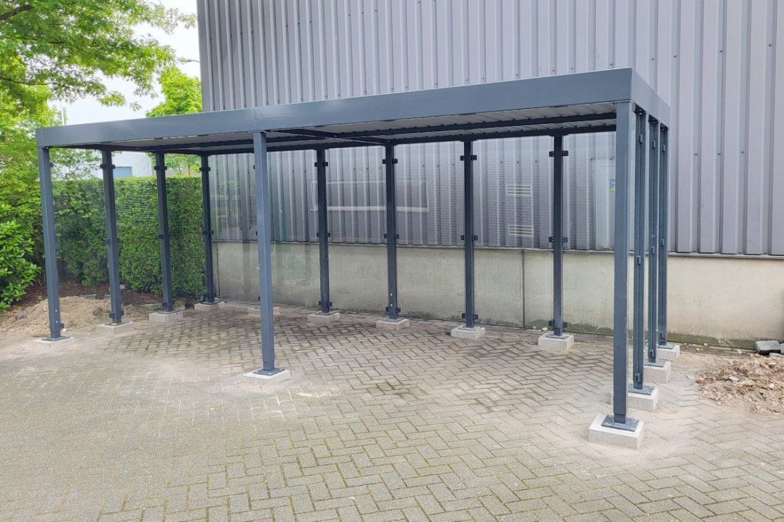 Stalen fietsenstalling met glazen dak en wanden
