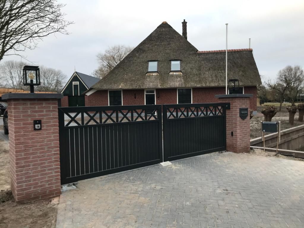 Stalen poort met loopdeur